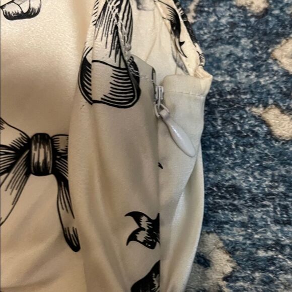 Bebe Y2K Silk Blend White Black Sequin Bow Design V-Neck Top Feminine Coquette - Picture 8 of 12